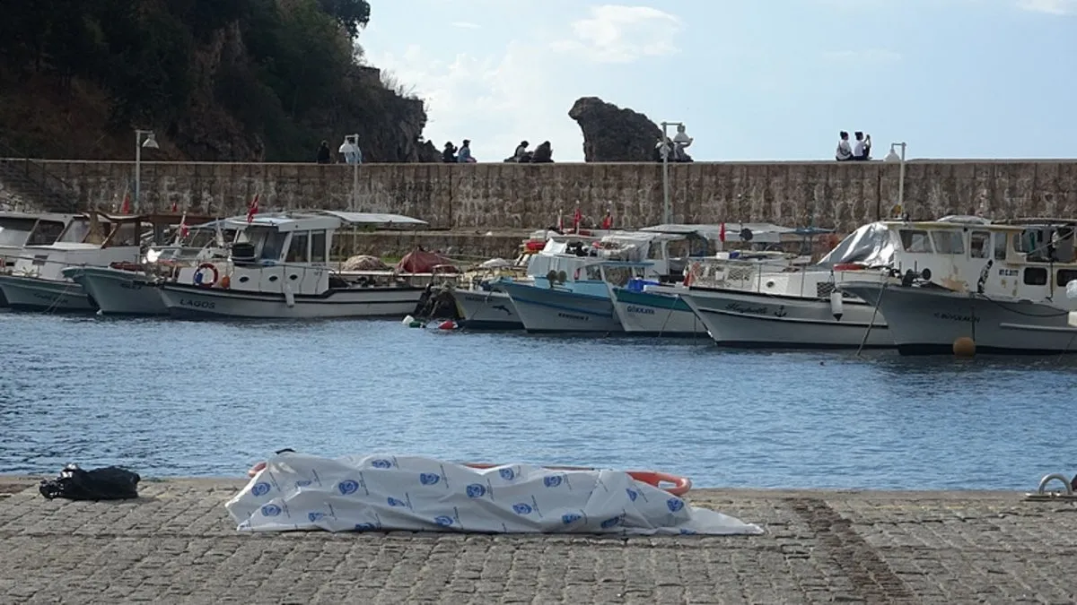 Antalya’da denizde erkek cesedi bulundu