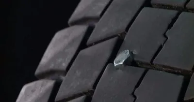 Çivi giren lastiği böyle tamir etti! Lastikçiye gitmekten kurtuldu