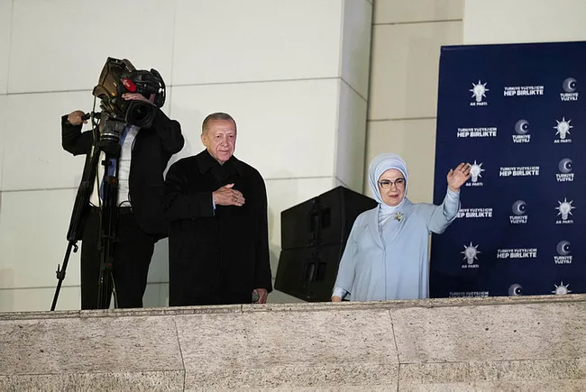 son-dakika-ankarada-balkon-konusmasi-baskan-erdogan-acik-ara-ondeyiz-1684108734768.jpg