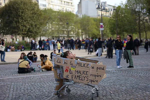 fransada-kemer-sikma-politikasina-karsi-protesto-yuzbinler-meydanlara-akin-etti-1759432194308.jpeg