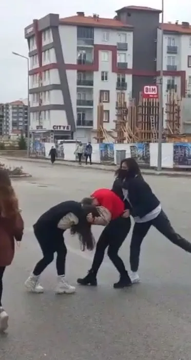 Liseli genç kızlar sokakta kozlarını paylaştı! Arkadaşları kavgayı gülerek kayıt altına aldı