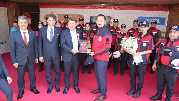 isyurtlari-urun-ve-el-sanatlari-fuari-adalet-bakaninin-katilimiyla-acildi-1720973029786.jpeg