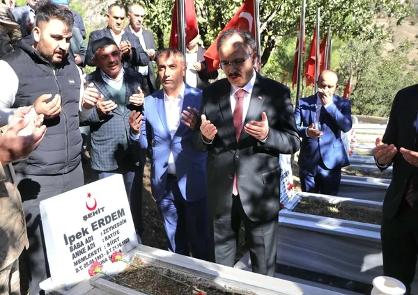 siirtin-baykan-ilcesine-bagli-derince-koyu-sehitleri-anildi-1729510341195.jpg