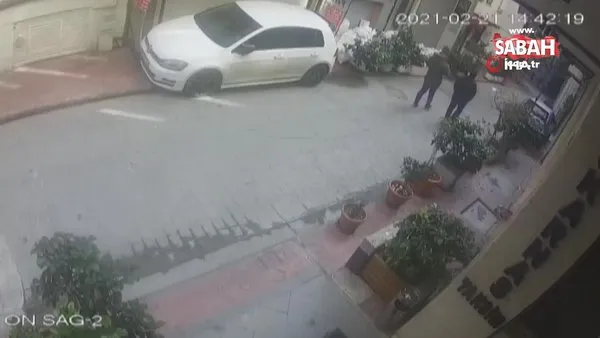 İstanbul Taksim'de polisten kaçan hırsızı vatandaş tek yumrukta böyle yere serdi | Video