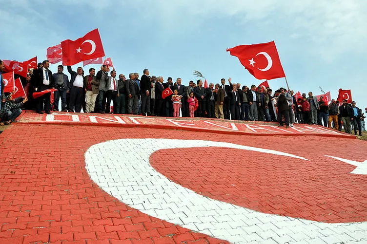 Türk bayraklı tepeye 300 araçlık konvoyla ziyaret!