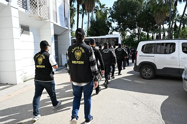 mersinde-dolandiricilik-cetesine-operasyon-100-milyon-liralik-islem-hacmi-belirlendi-7-kisi-tutuklandi-1777145929959.jpg