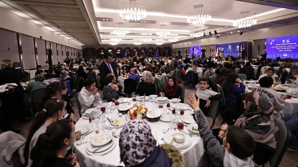 AK Parti’den çocuklara anlamlı iftar: 500 çocuğa bayram sevinci AK Parti’den çocuklara anlamlı iftar: 500 çocuğa bayram sevinci