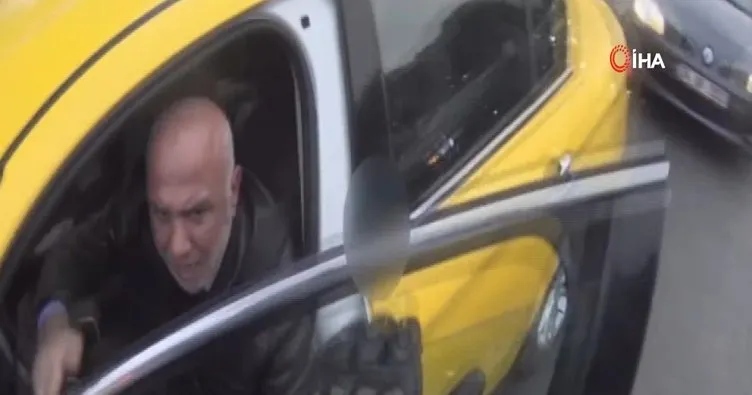 İstanbul’un göbeğinde taksici ile motosikletlinin kavgası kamerada