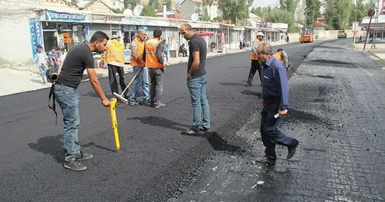 Başkale Belediyesi asfalt ve parke çalışmalarına devam ediyor