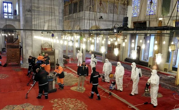 fatih-camii-gul-suyu-ile-temizlenip-dezenfekte-edilerek-ramazana-hazirlandi-1771362317912.jpg