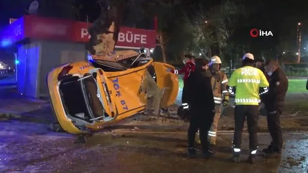 İstanbul Küçükçekmece'de feci kaza! Ticari taksi ile ağaca çarpan genç hayatını kaybetti