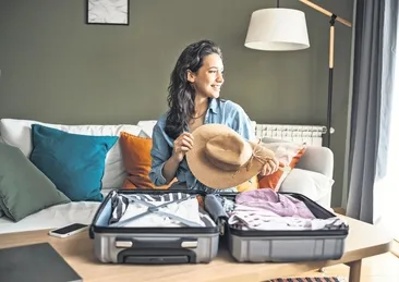 Bu renkler stilinize yeni bir soluk getirecek! Tarz sahibi valizlerle yaza merhaba deyin