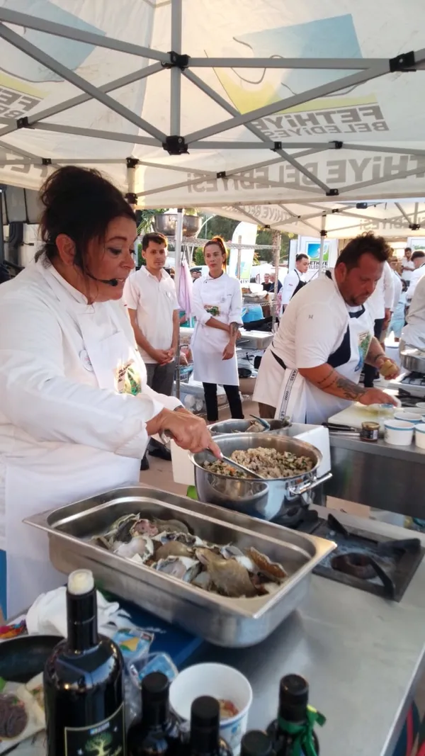fethiye-1-gastronomi-kultur-ve-dostluk-festivali-renkli-goruntulere-sahne-oluyor-1695507155086.jpg