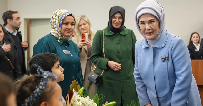 emine-erdogan-gaziantepte-sahinbey-millet-kutuphanesini-ziyaret-etti-1740677143672.jpg