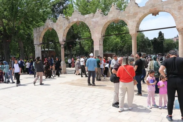 tatil-firsati-balikligole-tasti-sanliurfada-yogunluk-rekor-kirdi-1777643514961.jpg