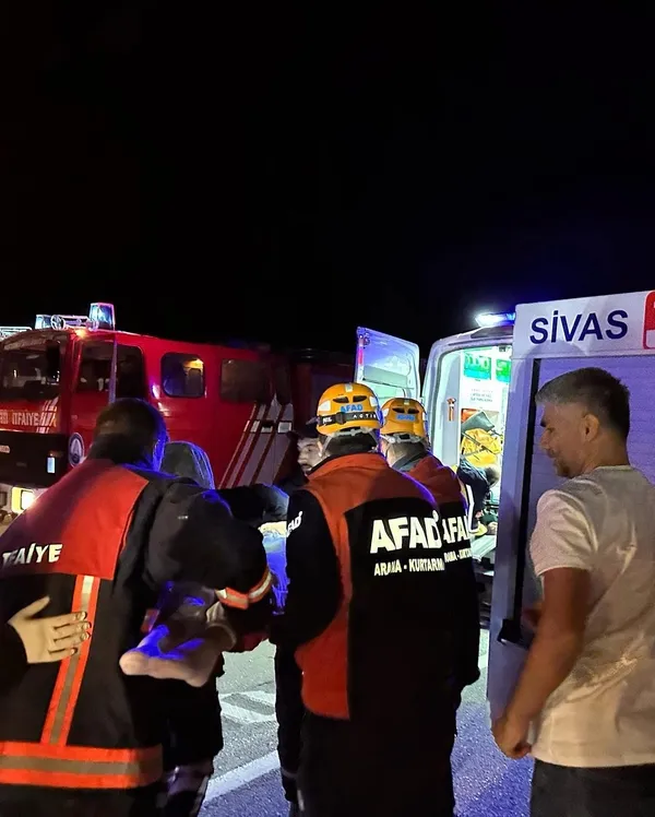 sivasta-otobus-ile-otomobil-carpisti-10-yarali-1743140840177.jpg