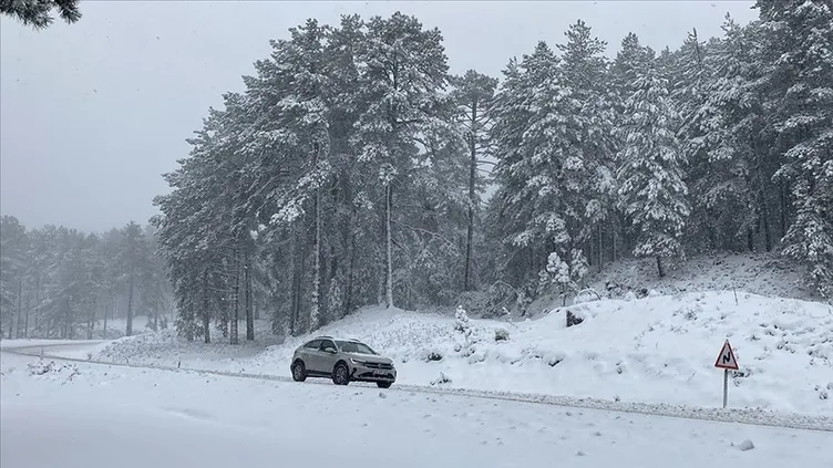 Kar yağışı İstanbul’un kapısına dayandı! Meteoroloji’den uyarılar peş peşe geldi, bu ilçelere dikkat