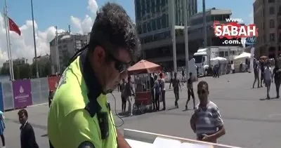 Taksim Meydanı’nda duygulandıran anlar... Polis Memuru, Ömer Halisdemir’e minnetini böyle gösterdi