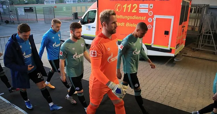 Küme düşen Schalke'de taraftarlar futbolculara saldırdı! Tesislerden koşarak kaçtılar...