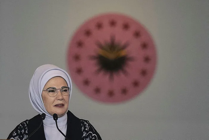 emine-erdogan-toplum-kalkinmasinda-gonul-elcileri-programinda-konustu-1696363734916.jpg Emine Erdoğan: Koruyucu aileler çocuklara huzurlu bir yuva sunmalı
