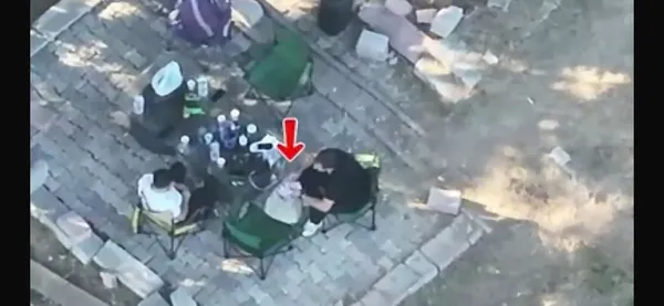 istanbulda-uyusturucu-saticilarinin-akil-almaz-oyunu-piknik-yapma-susuyle-uyusturucu-satisi-drone-takibine-tak-1787816040149.jpg