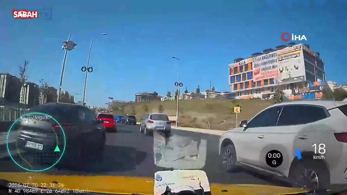 Beylikdüzü’nde trafik magandası taksicinin önünü kesip aracını böyle yumrukladı videosunu izle Beylikdüzü’nde trafik magandası taksicinin önünü kesip aracını böyle yumrukladı videosunu izle