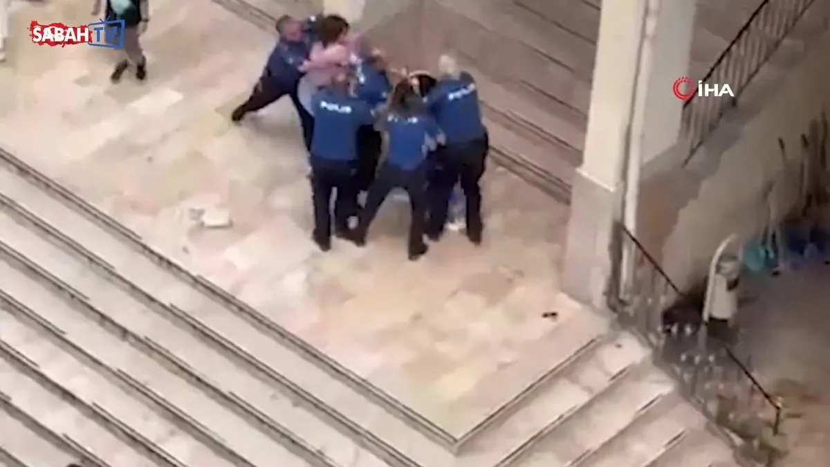 Kadınların kavgasını polis bile ayıramadı | Video videosunu izle Kadınların kavgasını polis bile ayıramadı | Video videosunu izle