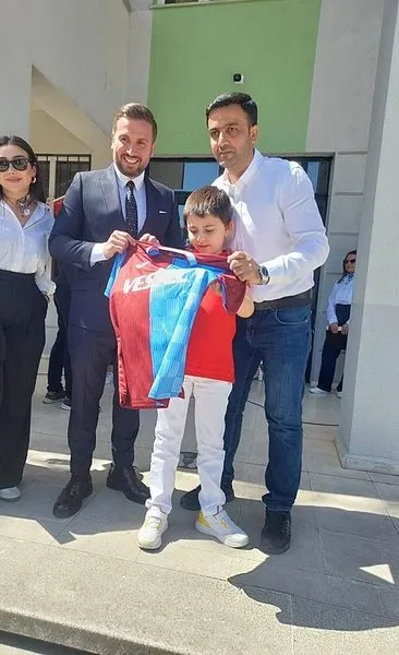 Trabzonspor, özel çocuklara forma hediye etti