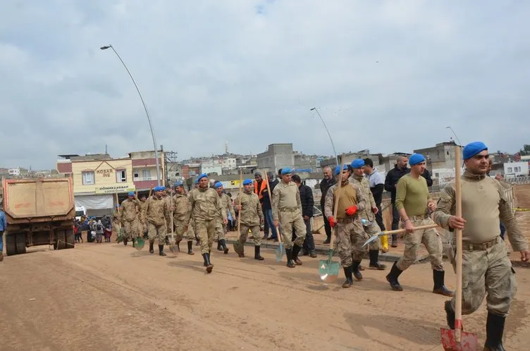 Şanlıurfa'da Mehmetçik sahada... Sel felaketinin yaraları sarılıyor