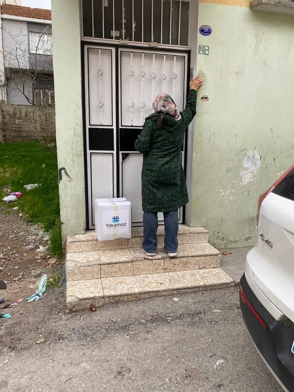 depremzedelere-yardim-eli-uzatan-iletisim-uzmani-1694700426121.jpg