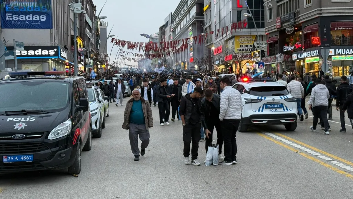 Erzurumspor FK taraftarları Süper Lig’e yükselmeyi kutluyor Erzurumspor FK taraftarları Süper Lig’e yükselmeyi kutluyor