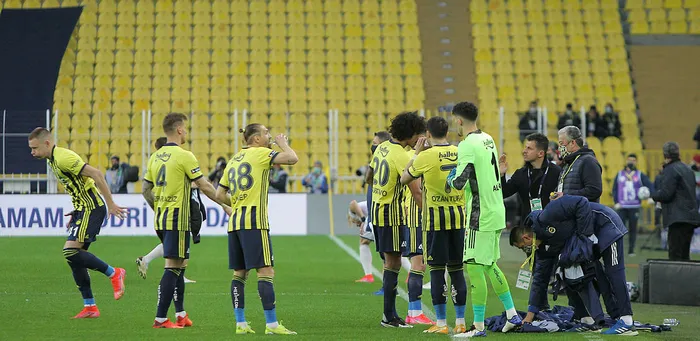 son-dakika-emre-belozoglu-ilk-macinda-kazandi-fenerbahce-altin-degerinde-3-puan-aldi-1617646040789.jpg