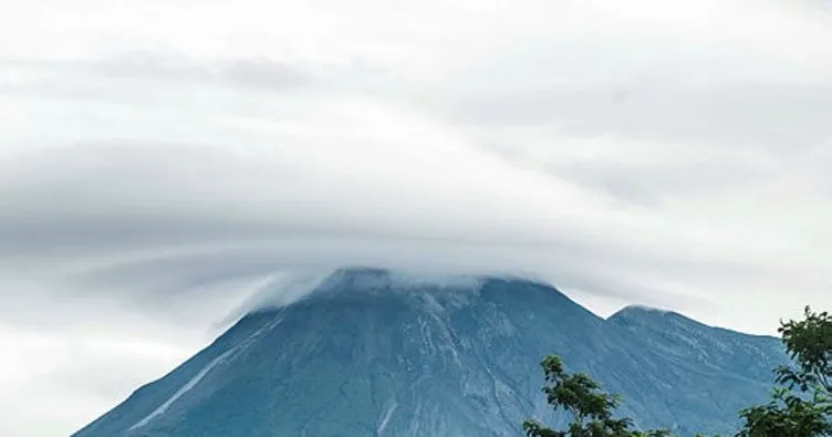 Endonezya’da Merapi Yanardağı son 6 saatte 36 kez lav püskürttü