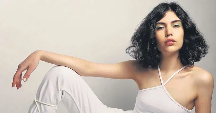 Annesinin izinden gidiyor