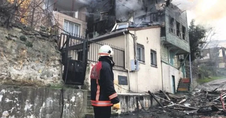 Kuzguncuk’ta ahşap bina çıra gibi yandı