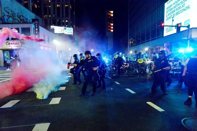 ABD'de öfke kaosa döndü| Washington'da sokağa çıkma yasağı ilan edildi! George Floyd'un öldürülmesinin ardından başlayan protestolarda son dakika gelişmeler...