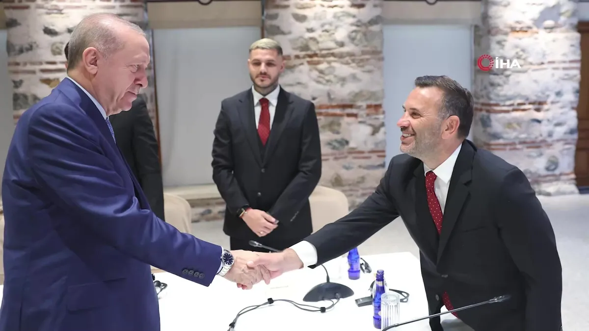 Cumhurbaşkanı Erdoğan, Galatasaray Spor Kulübü’nü kabul etti videosunu izle Cumhurbaşkanı Erdoğan, Galatasaray Spor Kulübü’nü kabul etti videosunu izle