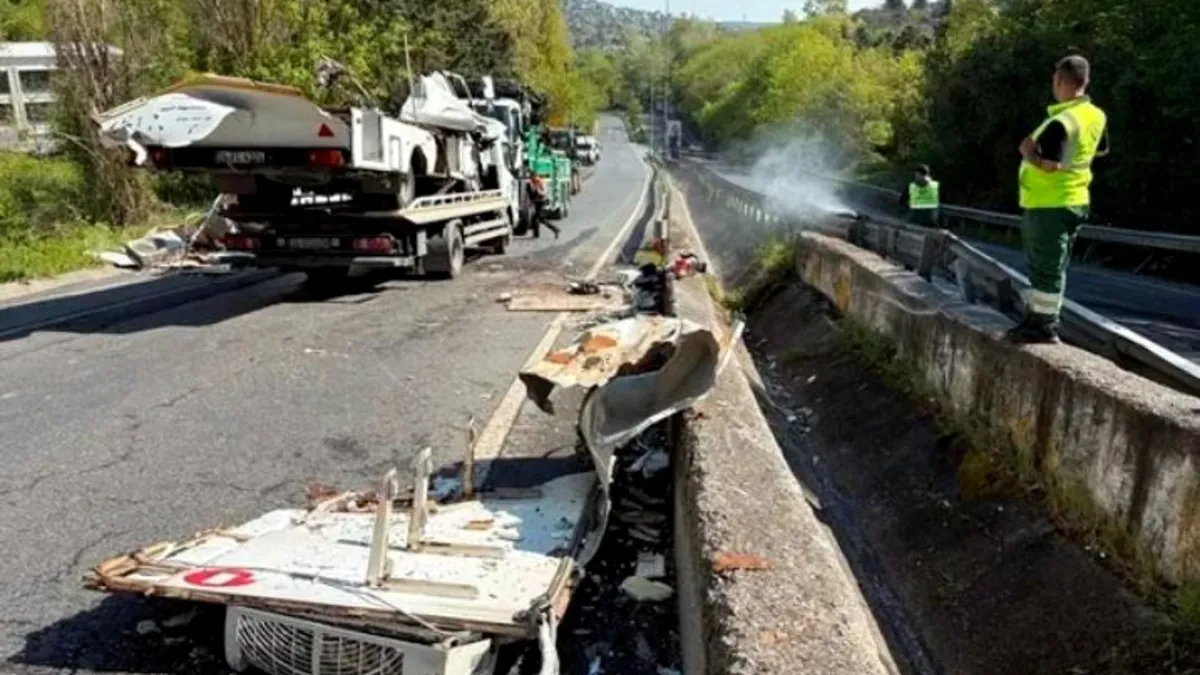 Bariyerlere çarpan karavan paramparça oldu: Sürücü sıkıştığı araçta hayatını kaybetti Bariyerlere çarpan karavan paramparça oldu: Sürücü sıkıştığı araçta hayatını kaybetti