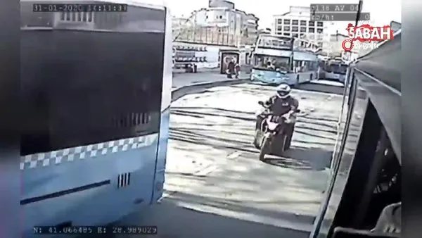 İstanbul’un göbeğinde yürekleri ağza getiren motosiklet kazası kamerada | Video