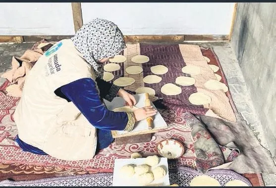 Bombalar altında ekmek dağıtıyor! Gamze Özçelik’in gözyaşlarına boğan Gazze mücadelesi gündem oldu...