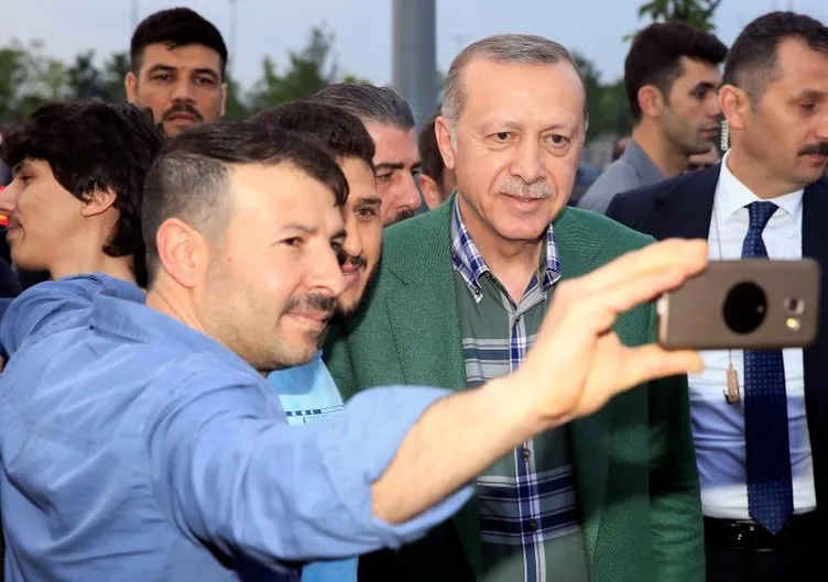 Cumhurbaşkanı Erdoğan Zeytinburnu’nda iftarı bekleyen vatandaşlarla sohbet etti