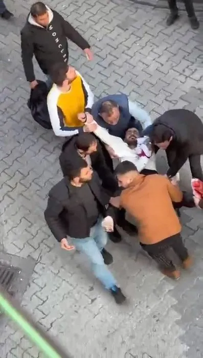 İstanbul Fatih’te dehşet: Arkadaşını bu yüzden defalarca bıçakladı!