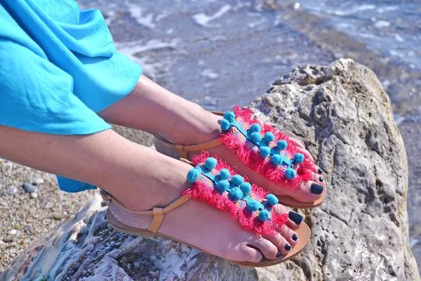 Yaza şık girmenizi sağlayacak sandalet modelleri