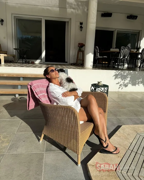 An itibariyle Güllü ile aşk Hülya Avşar havuz başında böyle poz verdi!