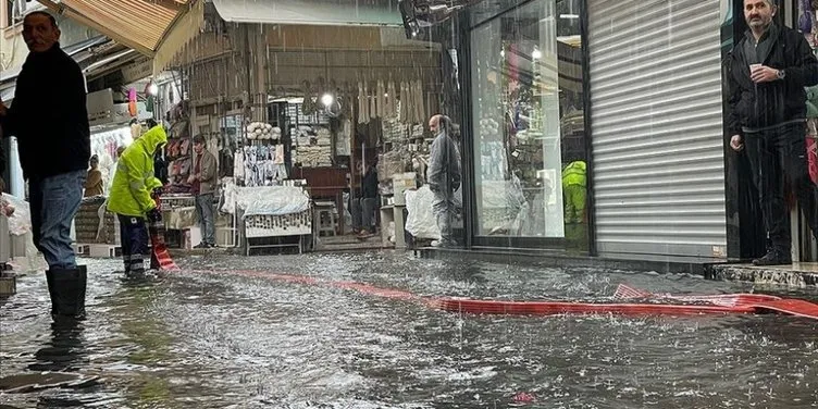 İzmir sağanağa teslim oldu! Yağış kütlesi radara yansıdı: Tarihi Kemeraltı Çarşısı 3 günde 2 kez sular içinde kaldı
