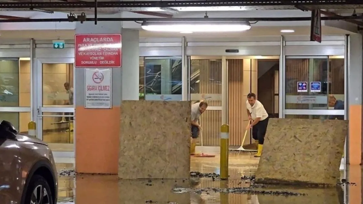 Kadıköy’de kazı sırasında su borusu patladı AVM otoparkını su bastı Kadıköy’de kazı sırasında su borusu patladı AVM otoparkını su bastı