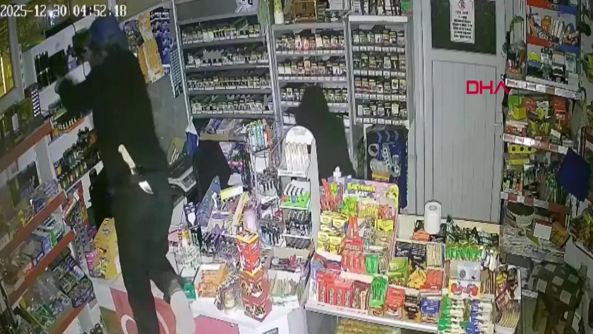 Osmaniye’de çalıntı araçla hırsızlık kamerada: 1 tutuklama | Video videosunu izle Osmaniye’de çalıntı araçla hırsızlık kamerada: 1 tutuklama | Video videosunu izle