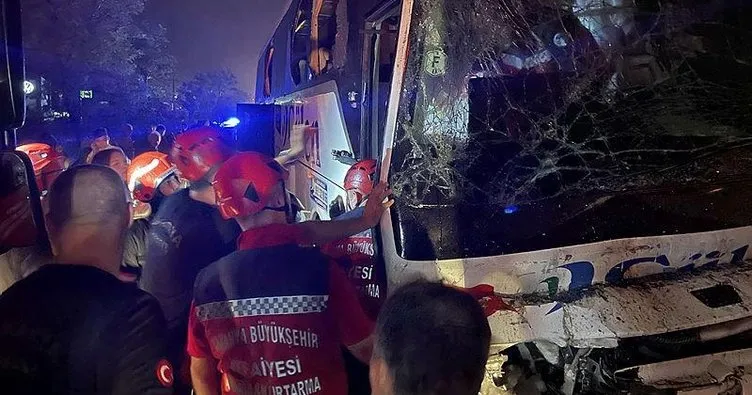 Sakarya’da yolcu otobüsü tıra çarptı: 25 yaralı