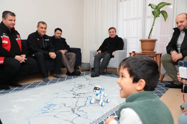 SON DAKİKA |Depremzede Muhammed’e teyze şefkati: Kardeşimin emaneti başımın tacı