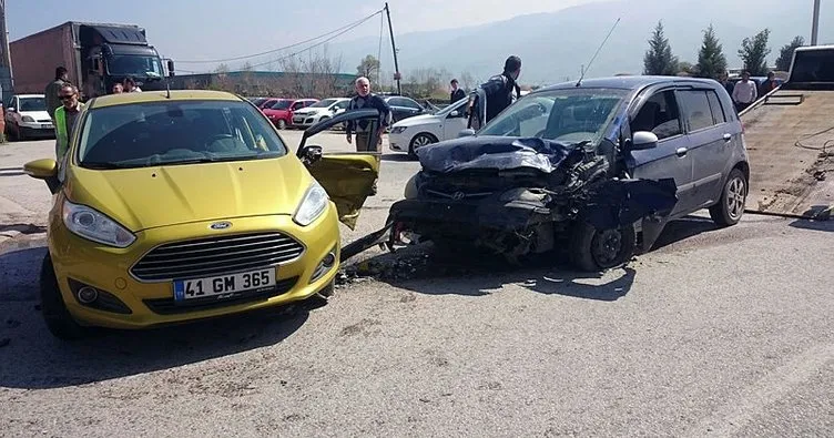 Kocaeli’de iki otomobil çarpıştı: 5 yaralı